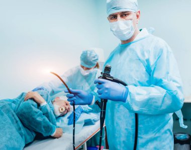 Endoskopi hastanede. Doktor holding endoskop gastroskopi önce. Tıbbi muayene