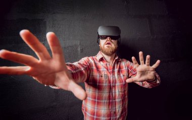 Sanal gerçeklik giyen genç sakallı adam ofiste gözlükler