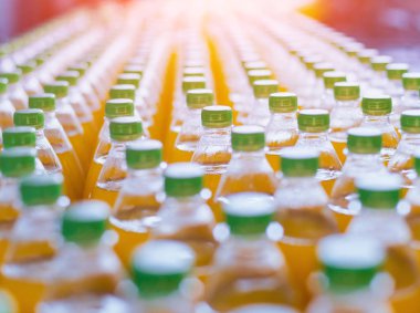 Konveyör şişe suyu veya su ile. İçecekler fabrika ekipmanları. Arka plan