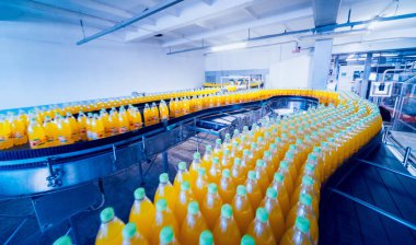 İçecek fabrika iç. Konveyör şişe suyu veya su ile. Modern aletleri