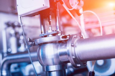 Modern bir bira iç. Varil ve borular. Fabrika iç. Sanayi arka plan