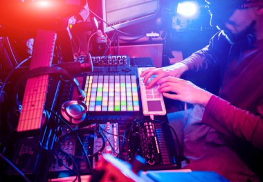 İçinde ses stüdyo kayıt panelinde karıştırma çalışan ses mühendisi. Modern arka plan