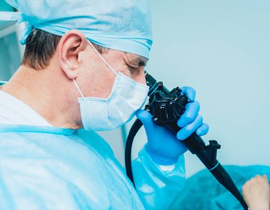 Endoskopi hastanede. Doktor holding endoskop gastroskopi önce. Tıbbi muayene