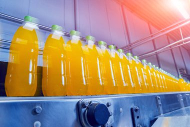 İçecek fabrika iç. Konveyör şişe suyu veya su ile. Modern aletleri