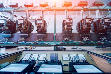 Elektrik donatımı. Elektrik kablo ve crimper. Elektrik sayacı. Arka plan