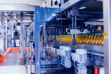 İçecek fabrika iç. Konveyör şişe suyu veya su ile. Modern aletleri