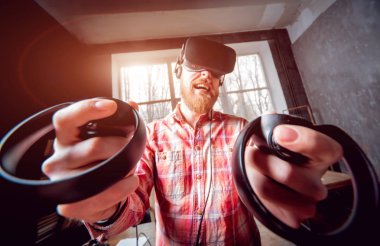 Sanal gerçeklik giyen genç sakallı adam ofiste gözlükler