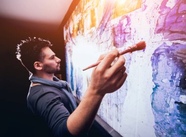 Studio çalışma genç erkek sanatçı