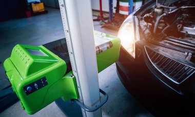 Kontrol edin ve bir otomobilin aydınlatma sistemi farlar ayarlayın. Oto Tamir Servisi.