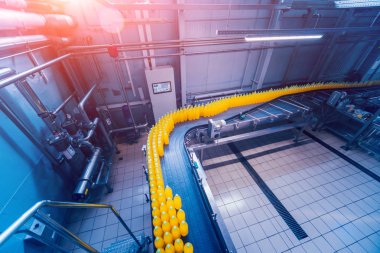 İçecek fabrika iç. Konveyör şişe suyu veya su ile. Modern aletleri