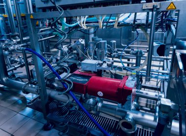 Modern bir bira iç. Varil ve borular. Fabrika iç. Sanayi arka plan