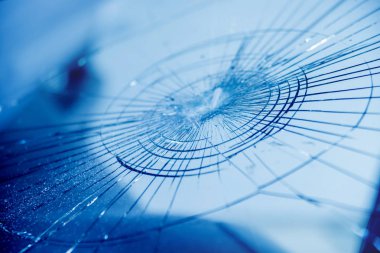 Kırık otomobil ön cam otomatik servis istasyonu garaj otomobilin görünümü Kapat