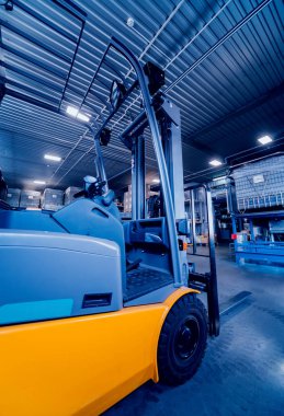 Forklift yükleyici. Palet istifleyici araç gereçleri depoda. Arkaplan