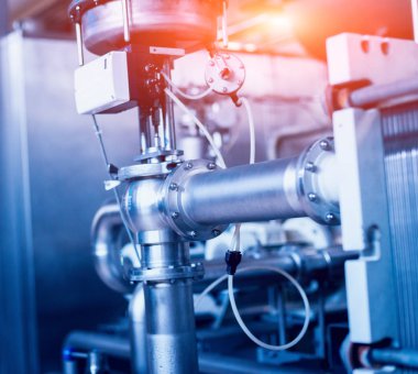 Modern bir bira iç. Varil ve borular. Fabrika iç. Sanayi arka plan