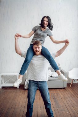 Eğleniyor ve evde gülerek mutlu çift.