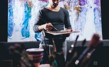 Studio çalışma genç erkek sanatçı