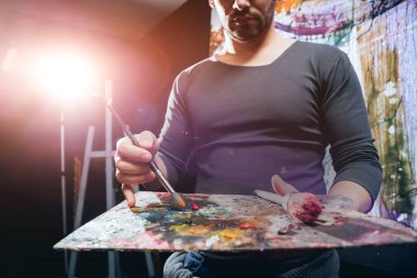 Studio çalışma genç erkek sanatçı