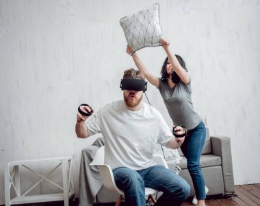 Delikanlı kız sanal gerçeklik ile oyun oynarken ile evde gözlükler. VR teknolojileri