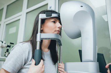 Göz Hastalıkları Kliniği kornea topografi yaparken göz doktoru