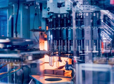 Otomatik Dolum Makinası su Plastik Pet şişe dökülen. Bira üretim. Endüstriyel arka plan.