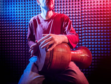 Genç adam djembe ses kayıt stüdyosu içinde oynamaya. Afrika davul