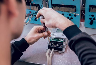 Elektrik ölçerler kontrol elektrikçi işçi. Elektrik donatımı. Arka plan
