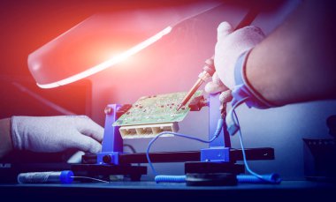 Elektronik cihazların tamiri, lehimleme ve devre kartı görünümünü kapat