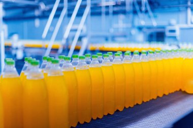 Konveyör şişe suyu veya su ile. İçecekler fabrika ekipmanları. Arka plan