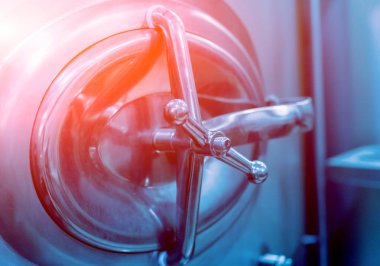 Modern bir bira iç. Varil ve borular. Fabrika iç. Sanayi arka plan