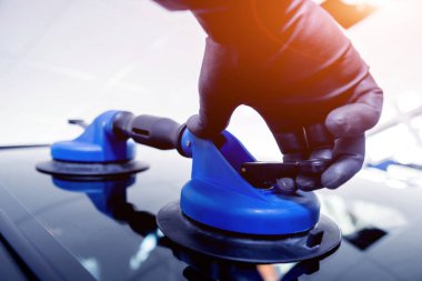 Otomobil özel alt ön cam veya cam otomatik servis istasyonu garajında bir araba değiştirme. Arka plan