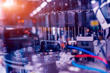 Otomatik Dolum Makinası su Plastik Pet şişe dökülen. Bira üretim. Endüstriyel arka plan.