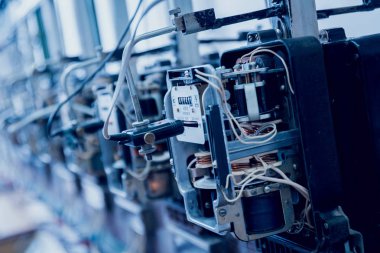 Elektrik donatımı. Elektrik kablo ve crimper. Elektrik sayacı. Arka plan