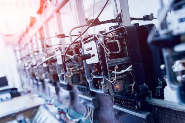 Elektrik donatımı. Elektrik kablo ve crimper. Elektrik sayacı. Arka plan