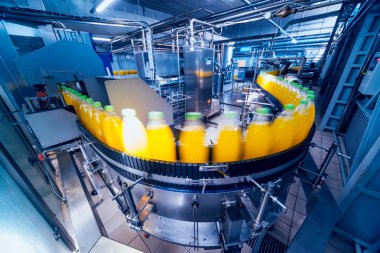 İçecek fabrika iç. Konveyör şişe suyu veya su ile. Modern aletleri