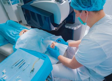 hasta ve cerrah ameliyathane oftalmik ameliyat sırasında oluşan