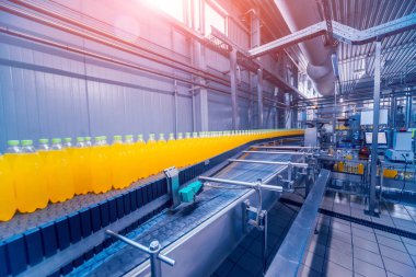 İçecek fabrika iç. Konveyör şişe suyu veya su ile. Modern aletleri