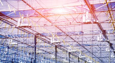 Bir sera çatısı. Kancalar ve halatlar. Arka plan