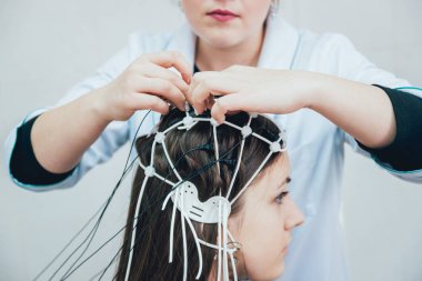 Doktor ve hasta encephalography elektrot ile. Electroencephalogram (Eeg)