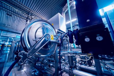 İçecek fabrika iç. Konveyör şişe suyu veya su ile. Modern aletleri