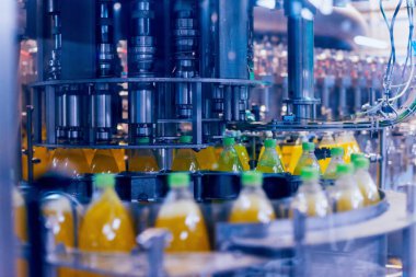 Otomatik Dolum Makinası su Plastik Pet şişe dökülen. Bira üretim. Endüstriyel arka plan.