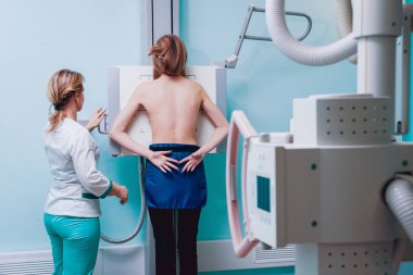 Radyolog ve hasta bir x-ışını odada. Klasik tavana montajlı x-ray sistemi. Tıbbi donatımı