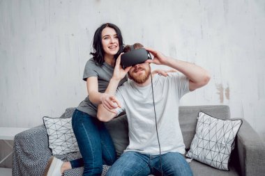 Delikanlı kız sanal gerçeklik ile oyun oynarken ile evde gözlükler. VR teknolojileri