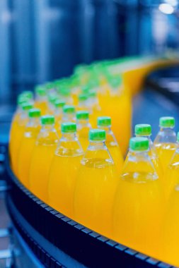 Konveyör şişe suyu veya su ile. İçecekler fabrika ekipmanları. Arka plan