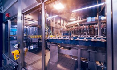 İçecek fabrika iç. Konveyör şişe suyu veya su ile. Modern aletleri
