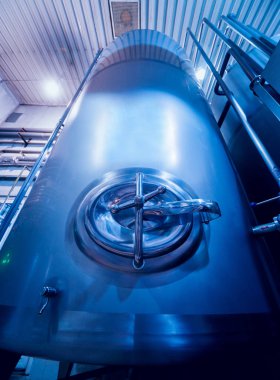 Modern bir bira iç. Varil ve borular. Fabrika iç. Sanayi arka plan