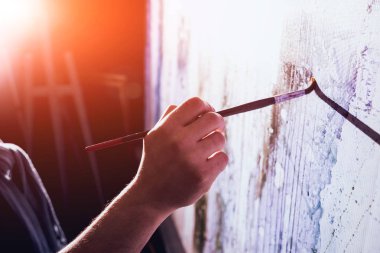 Studio çalışma genç erkek sanatçı