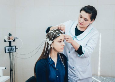 Doktor ve hasta encephalography elektrot ile. Electroencephalogram (Eeg)