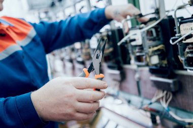 Elektrik ölçerler kontrol elektrikçi işçi