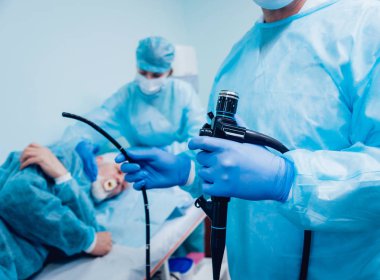 Endoskopi hastanede. Doktor holding endoskop gastroskopi önce. Tıbbi muayene