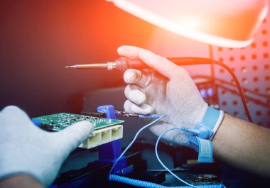 Elektronik cihazların tamiri, lehimleme ve devre kartı görünümünü kapat